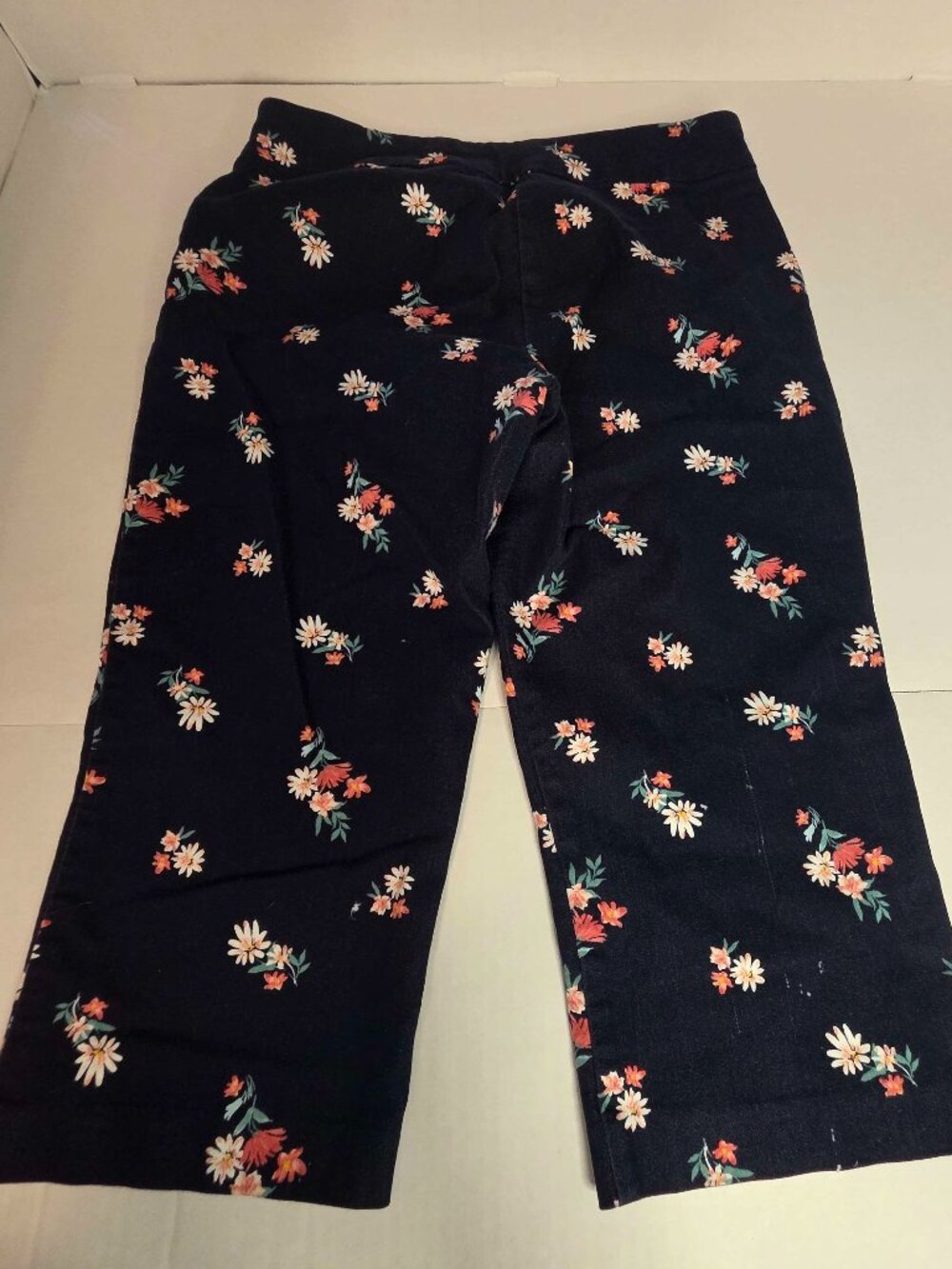Croft & Barrow Navy Floral Effortless Stretch Capri Pants Size 14